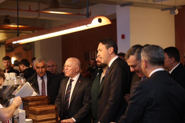 Bakan Bayraktar, Özel'in boykot çağrısı yaptığı EspressoLab'te kahve içti