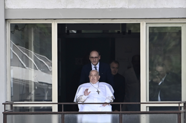 Papa Frenciscus hastanede iki kez ölümden döndü