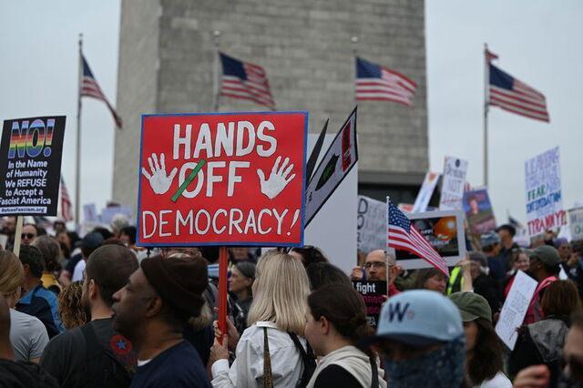 ABD'de binlerce kişi Trump ve Musk'ı protesto etmek için sokağa döküldü