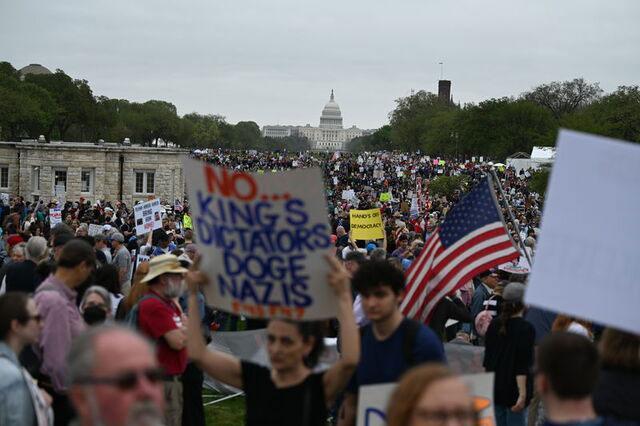 ABD'de binlerce kişi Trump ve Musk'ı protesto etmek için sokağa döküldü