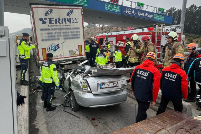 Herkes ne olduğunu merak ediyor! Tırın altına giren otomobildekiler tatilden geliyormuş