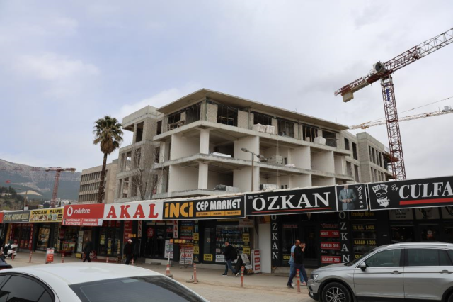 Yıkılan 'Dünyanın en saçma binası'nın yerine iş hanı yapılıyor