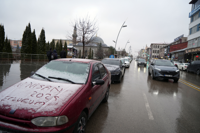 Erzurum kar yağışının ardından beyaza büründü