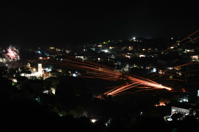 Yunanistan'da Paskalya günü, iki rakip cemaatin roket savaşıyla kutlandı