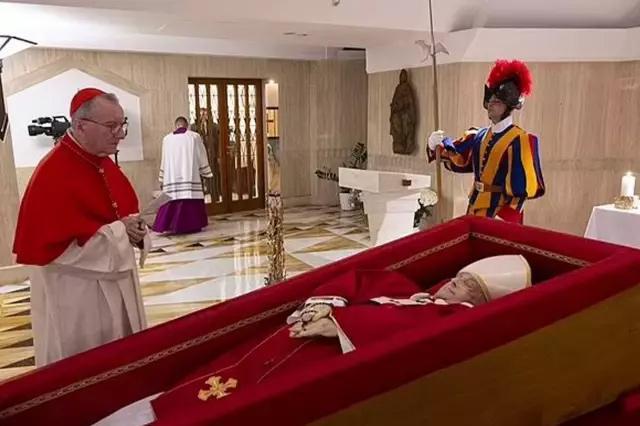 Vatikan, Papa Francis'in tabuttaki fotoğraflarını yayınladı