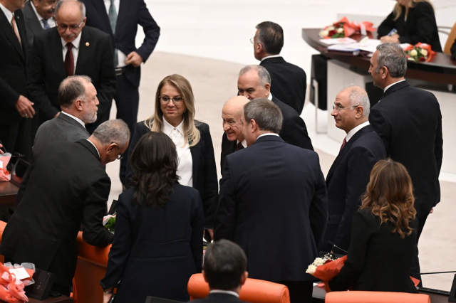 11 yıl sonra ilk! DEM Parti 23 Nisan resepsiyonunda katıldı: MHP ile tokalaştılar