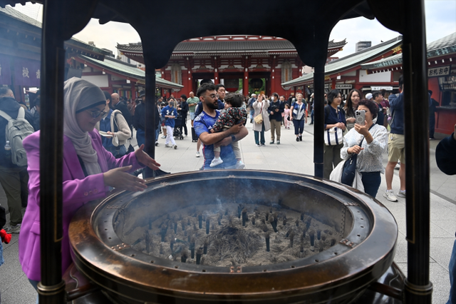 Japonya'da asırlık ilginç gelenek, ilk ağlayan bebek kazandı