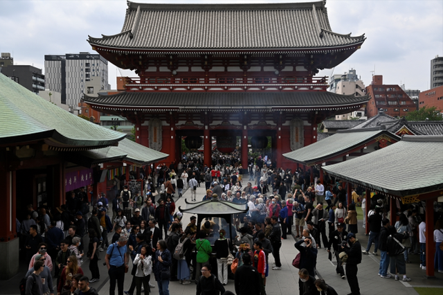 Japonya'da asırlık ilginç gelenek, ilk ağlayan bebek kazandı
