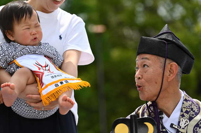 Japonya'da asırlık ilginç gelenek, ilk ağlayan bebek kazandı