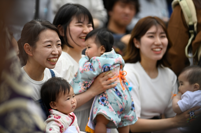 Japonya'da asırlık ilginç gelenek, ilk ağlayan bebek kazandı