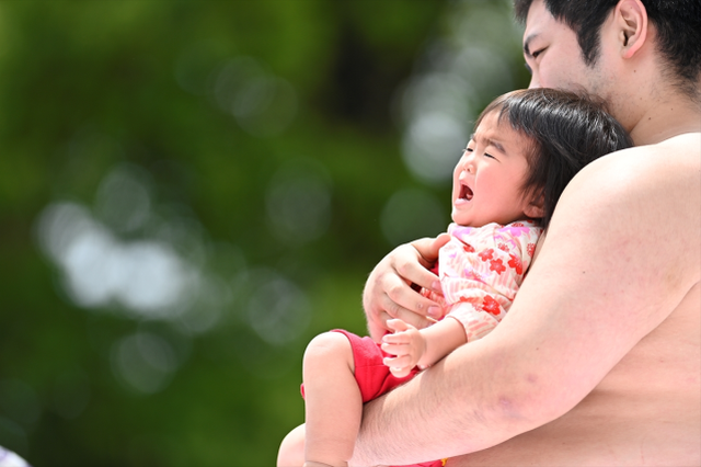 Japonya'da asırlık ilginç gelenek, ilk ağlayan bebek kazandı