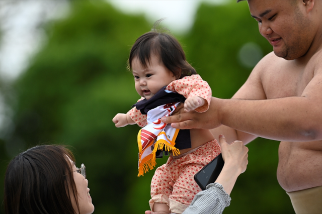 Japonya'da asırlık ilginç gelenek, ilk ağlayan bebek kazandı