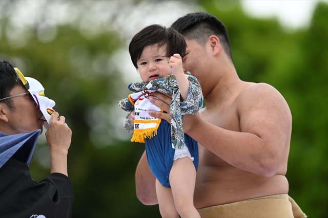 Japonya'da asırlık ilginç gelenek, ilk ağlayan bebek kazandı