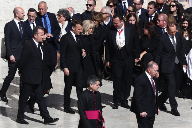 Papa'ya son veda! Yüzbinlerin akın ettiği törende Türkiye'den de bir isim var