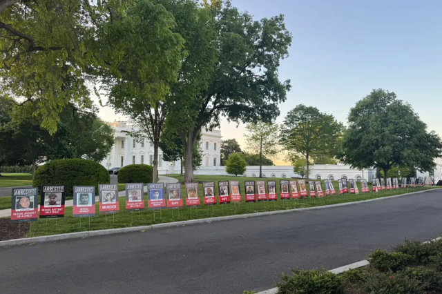 Donald Trump yine yaptı yapacağını! İlginç 100. gün kutlaması: Tek tek Beyaz Saray'ın çimlerinde ser