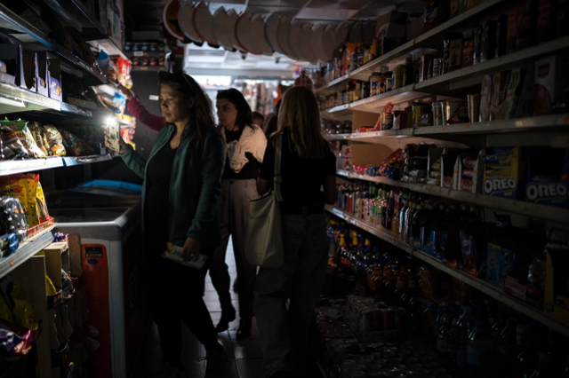 Elektriksiz kalan İspanya'da halk marketlere hücum etti