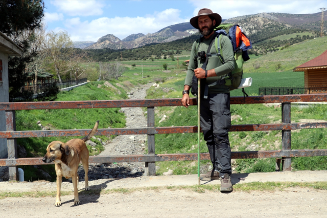 Köpeği 'Yoldaş' ile 3,5 yıldır şehir şehir gezerek fidan dikiyor