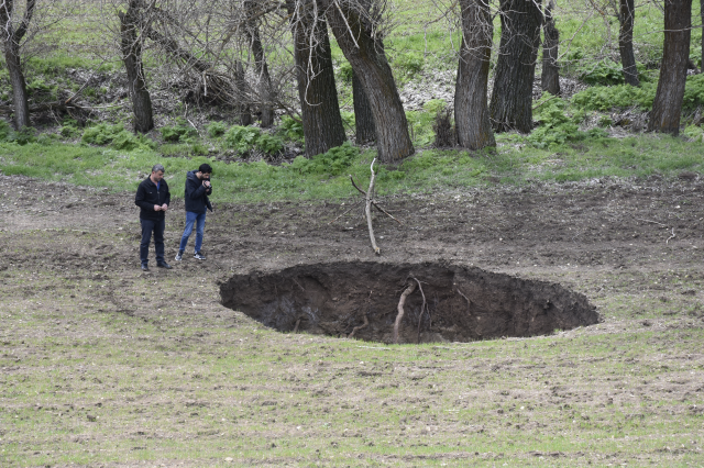 Sivas'ta tarlada 7 metre çapında obruk oluştu
