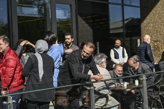 Acı haberi alan Sırrı Süreyya Önder'in yakınları hastane önünde gözyaşlarına boğuldu
