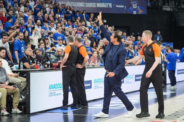 Ergin Ataman, 'Mola alsana Ergin Ataman' tezahüratları sonrası sahayı terk etti!
