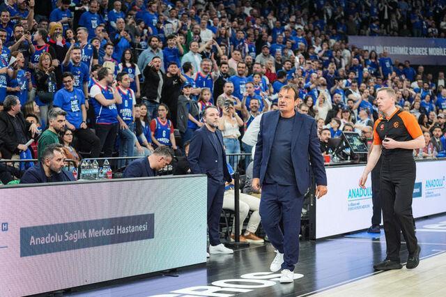Ergin Ataman, 'Mola alsana Ergin Ataman' tezahüratları sonrası sahayı terk etti!