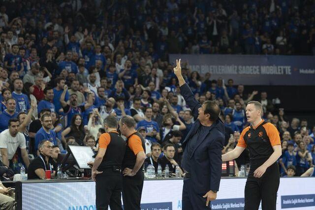 Ergin Ataman, 'Mola alsana Ergin Ataman' tezahüratları sonrası sahayı terk etti!
