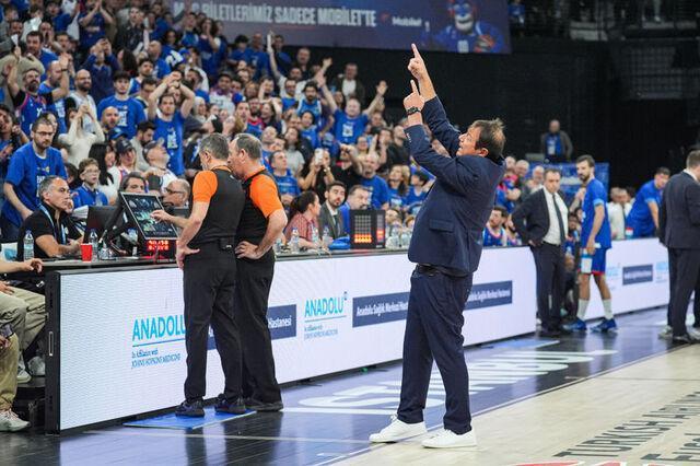 Ergin Ataman, 'Mola alsana Ergin Ataman' tezahüratları sonrası sahayı terk etti!