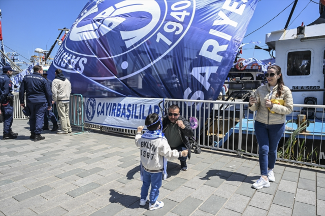 İstanbul Boğazı'nda inanılmaz görüntüler! Sarıyerspor şampiyonluğu kutladı