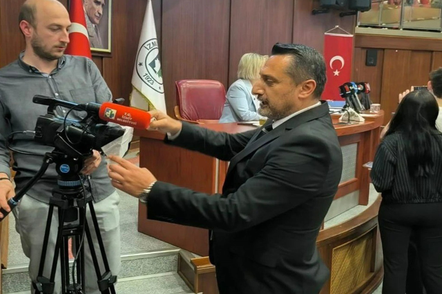 MHP'li Meclis Üyesi Canlı Yayın Kamerasını Bantladı