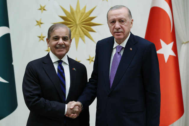 Cumhurbaşkanı Erdoğan, Pakistan Başbakanı Şahbaz Şerif ile görüştü