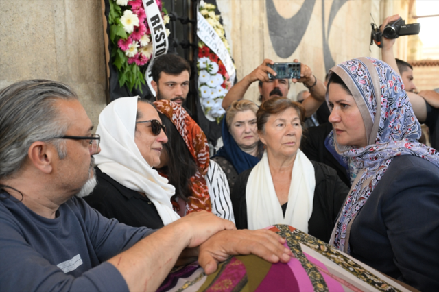 Güpegündüz öldürülen Bahar'ın cenazesi gözyaşları içinde toprağa verildi