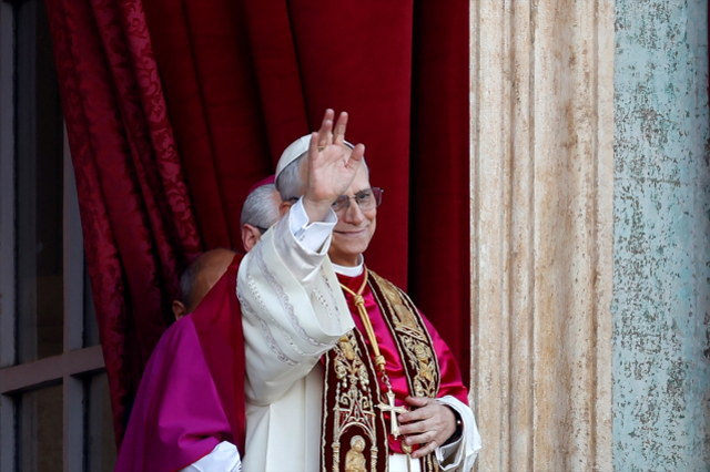 Vatikan'da yeni Papa 14. Leo! Locadan halkı selamladı