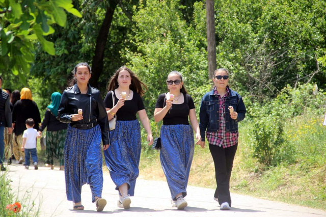 Eş adaylarını bulmak için 1,5 kilometre yürüdüler
