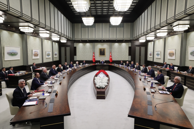 Kabine, Erdoğan başkanlığında toplandı! Bahçeli'den sürpriz hediye 3 MHP Genel Başkanı Devlet Bahçeli'nin gönderdiği çiçekler