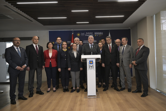 DEM Partililerle şakalaşan Müsavat Dervişoğlu, PKK'nın silah bırakmasına karşı