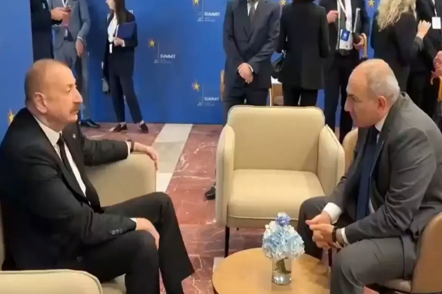 Paşinyan'ın Aliyev karşısındaki hali alay konusu oldu! Süt dökmüş kedi gibi