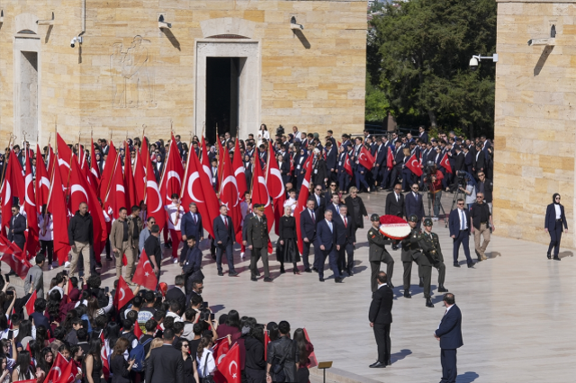 Bakan Bak, gençler ve sporcularla Anıtkabir'i ziyaret etti