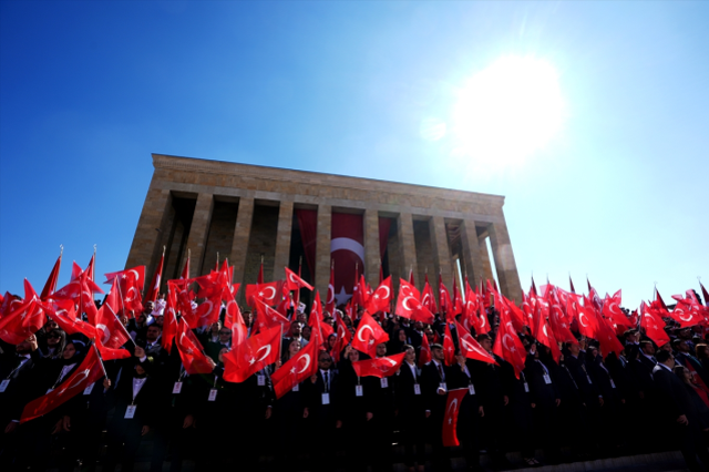 Bakan Bak, gençler ve sporcularla Anıtkabir'i ziyaret etti