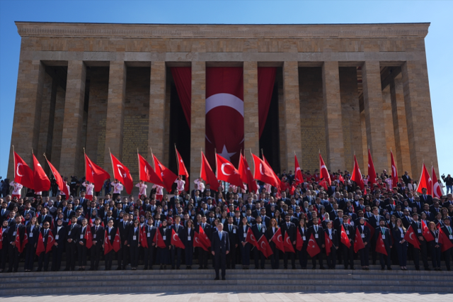 Bakan Bak, gençler ve sporcularla Anıtkabir'i ziyaret etti