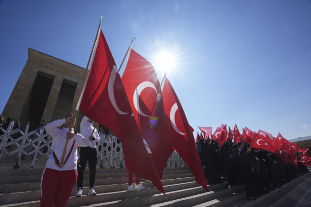 Bakan Bak, gençler ve sporcularla Anıtkabir'i ziyaret etti