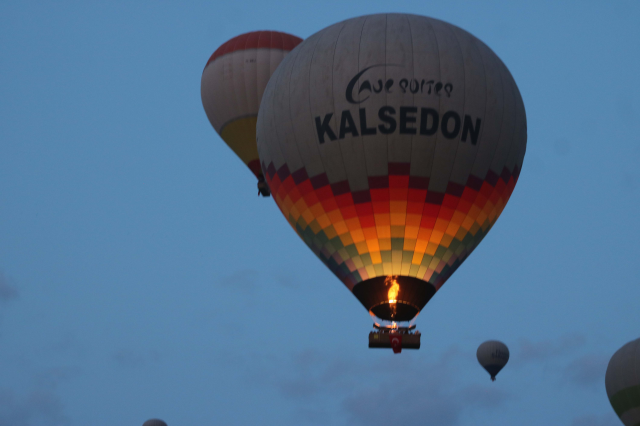 Kapadokya'da gökyüzü Türk bayrakları ve Atatürk posterleriyle süslendi