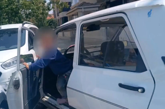 Küçük yaştaki bir çocuk, ailesinden habersiz aldığı otomobille kaza yaptı