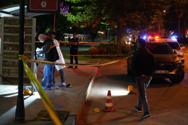 Emekli polis memuru otobüs durağında kendini başından vurdu