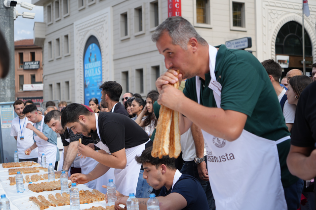 Börek yeme yarışması için günlerce aç kaldılar