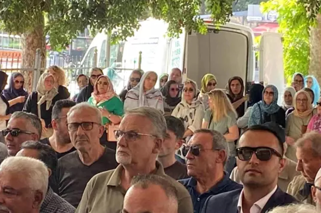 Demet Akalın kuzenini son yolculuğuna uğurladı