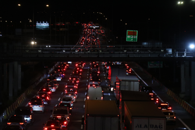 Bayram tatili göçü başladı: Otoyolların kesişim noktasında trafik durdu