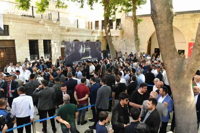 Şanlıurfa'da bayram coşkusu: Bayramlaşma törenine çok sayıda kişi katıldı