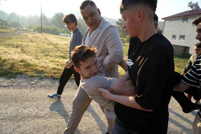 Yarım asırlık gelenek! Bayram namazına gelmeyenleri buz gibi suda uyandırıyorlar