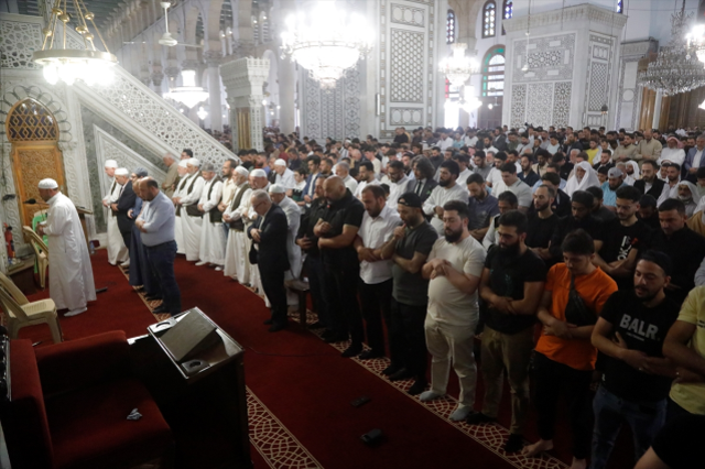 Əsəd rejiminin süqutundan sonra ilk Qurban bayramı namazı Əməvi məscidində qılınıb.