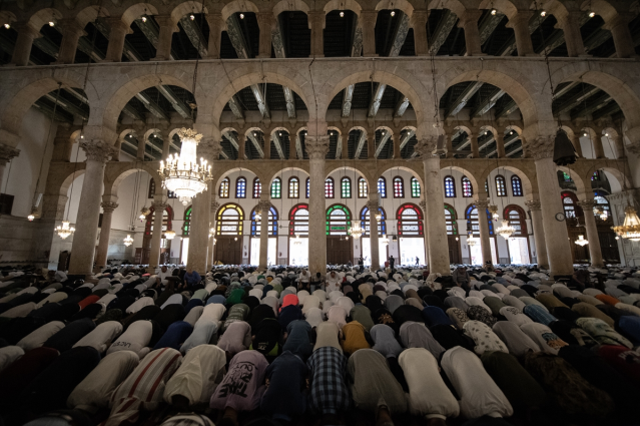 Əsəd rejiminin süqutundan sonra ilk Qurban bayramı namazı Əməvi məscidində qılınıb.